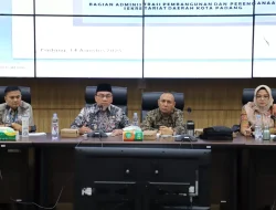 Kala Warga Cimahi Rela Basah demi Sekarung Beras Murah
