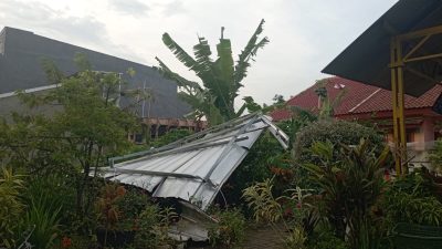 Puting Beliung Terjang Cimahi, Genting Beterbangan-Atap Tersapu Angin