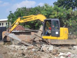 Kikis Banjir, Pemkot Cimahi Bongkar Belasan Bangunan Liar di Atas Sungai